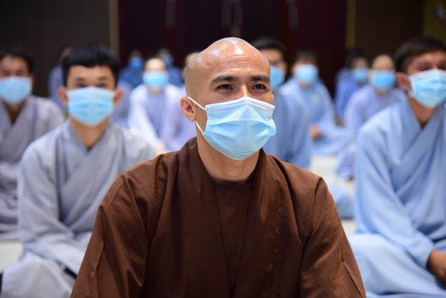 Taking comments to complete recording visual images in the rain season retreat